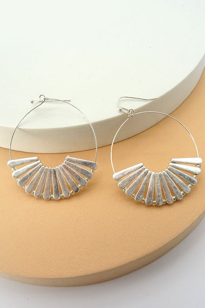 WORN GOLD OR SILVER FAN WIRE HOOP EARRING | 21E1303