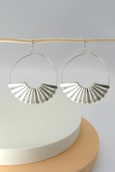 WORN GOLD OR SILVER FAN WIRE HOOP EARRING | 21E1303