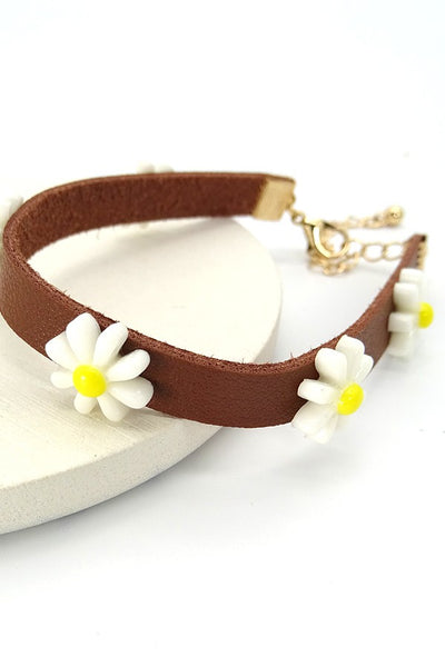 DAISY ON A LEATHER BRACELET | 31B21026