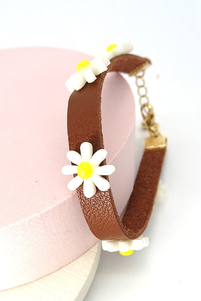 DAISY ON A LEATHER BRACELET | 31B21026