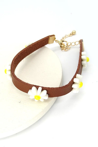 DAISY ON A LEATHER BRACELET | 31B21026