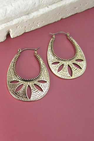 BOHO TEXTURED CUTOUT HOOP EARRINGS | 31E21327