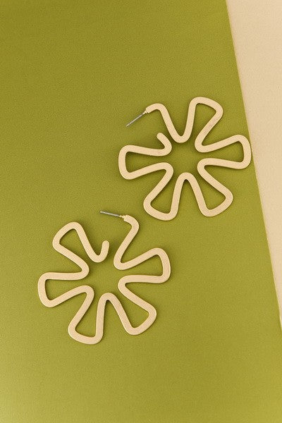 LARGE FLOWER CUTOUT HOOP EARRINGS | 52E2080110