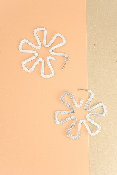 LARGE FLOWER CUTOUT HOOP EARRINGS | 52E2080110