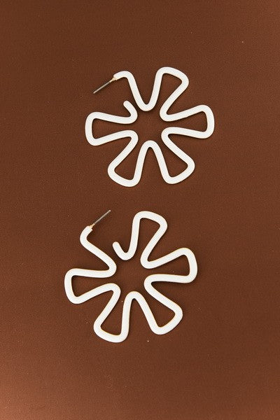 LARGE FLOWER CUTOUT HOOP EARRINGS | 52E2080110