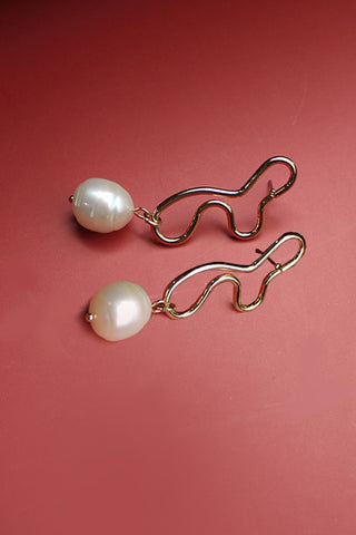 MINIMAL STATMENT PEARL DROP EARRINGS | 52E2090579