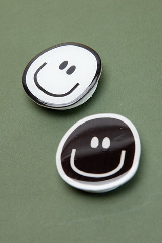 BLACK AND WHITE SMILEY PHONE GRIP HOLDER  | 40PH4022