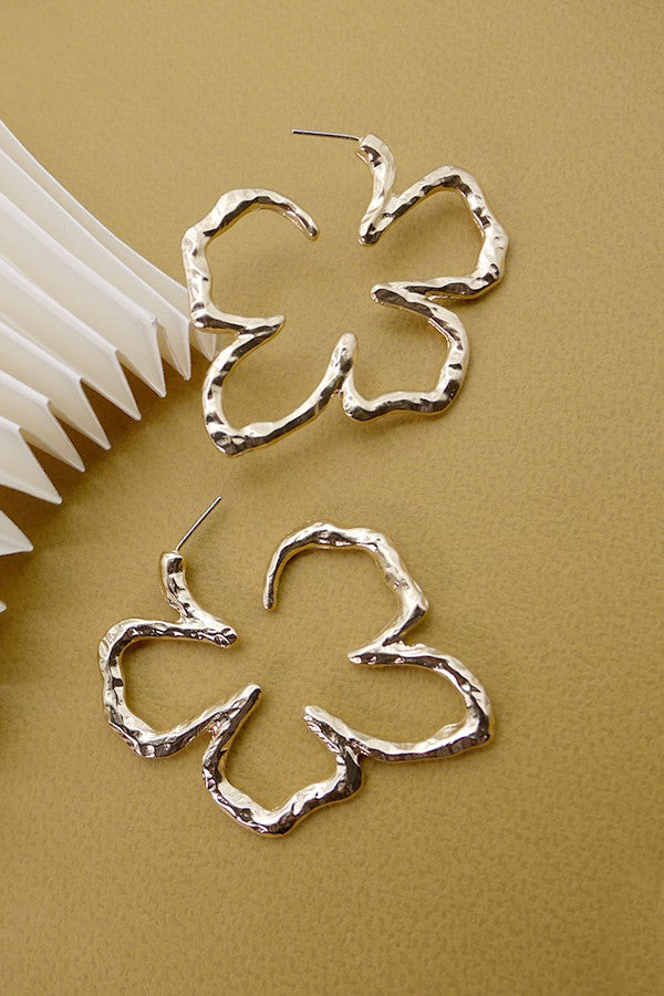 HAMMERED FLOWER HOOP EARRINGS | 52E2092712