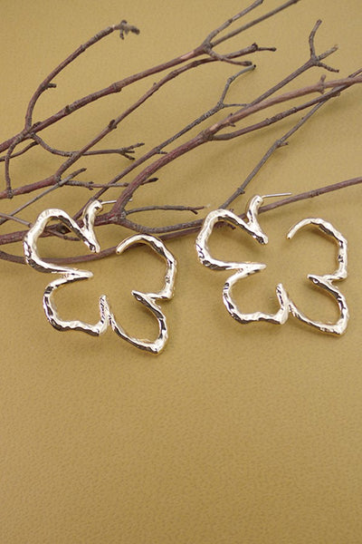 HAMMERED FLOWER HOOP EARRINGS | 52E2092712