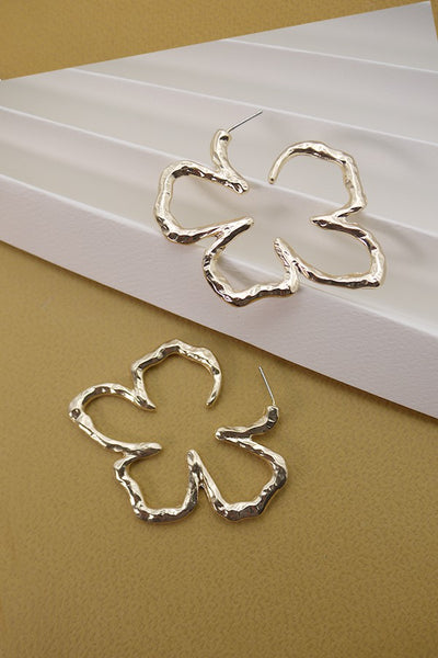 HAMMERED FLOWER HOOP EARRINGS | 52E2092712