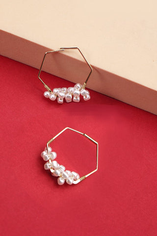 HEXAGON WIRE PEARL CLUSTER HOOP EARRINGS | 10E2110950