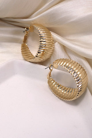 POLISHED RIBBED HOOP EARRINGS | 10E3010601