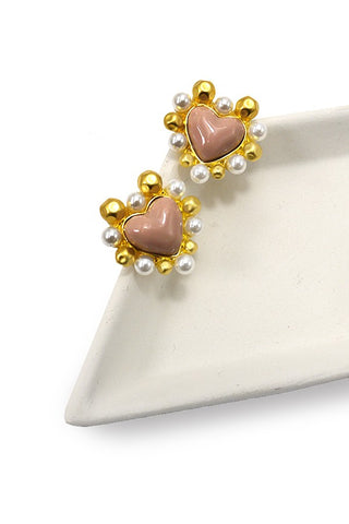 PEARL GOLD ON EDGE OF HEART STUD EARRINGS | 80E365