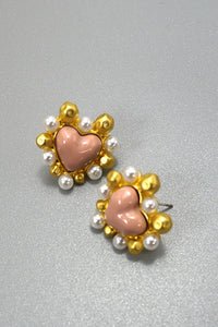 PEARL GOLD ON EDGE OF HEART STUD EARRINGS | 80E365