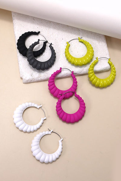 COLORFUL STEEL RIDGE HOOP EARRINGS | 10E3011701