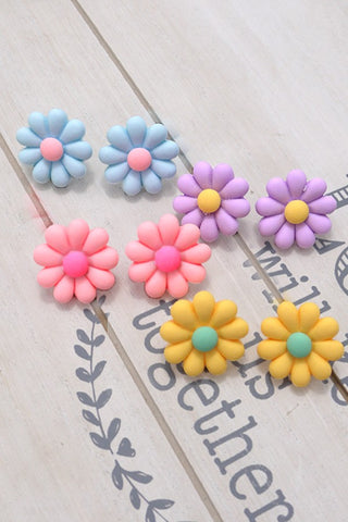 MATTE DAISY FLOWER STUD | 10E3022310