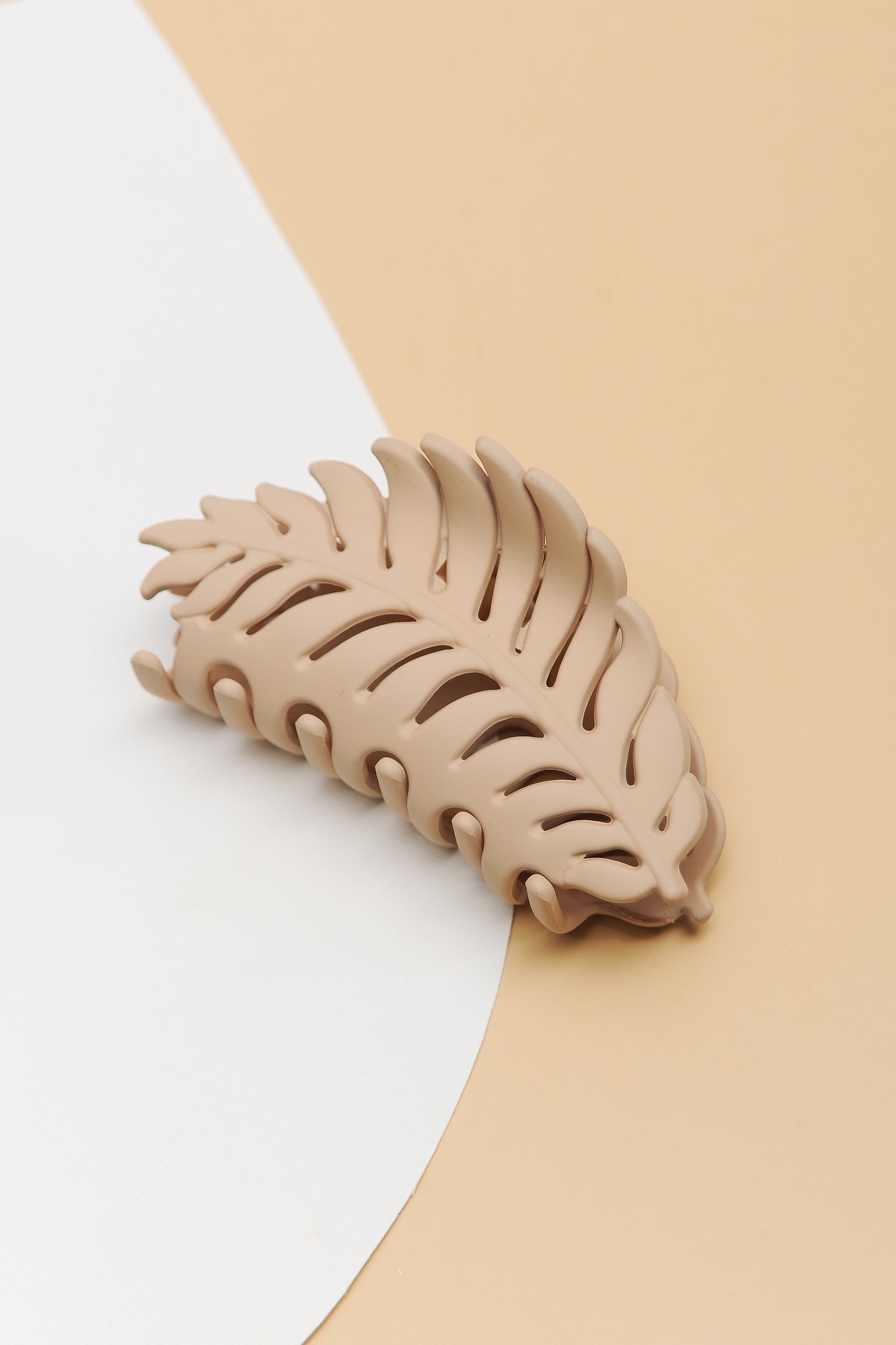 JUMBO MATTE LEAF HAIR CLAW CLIPS | 40H573