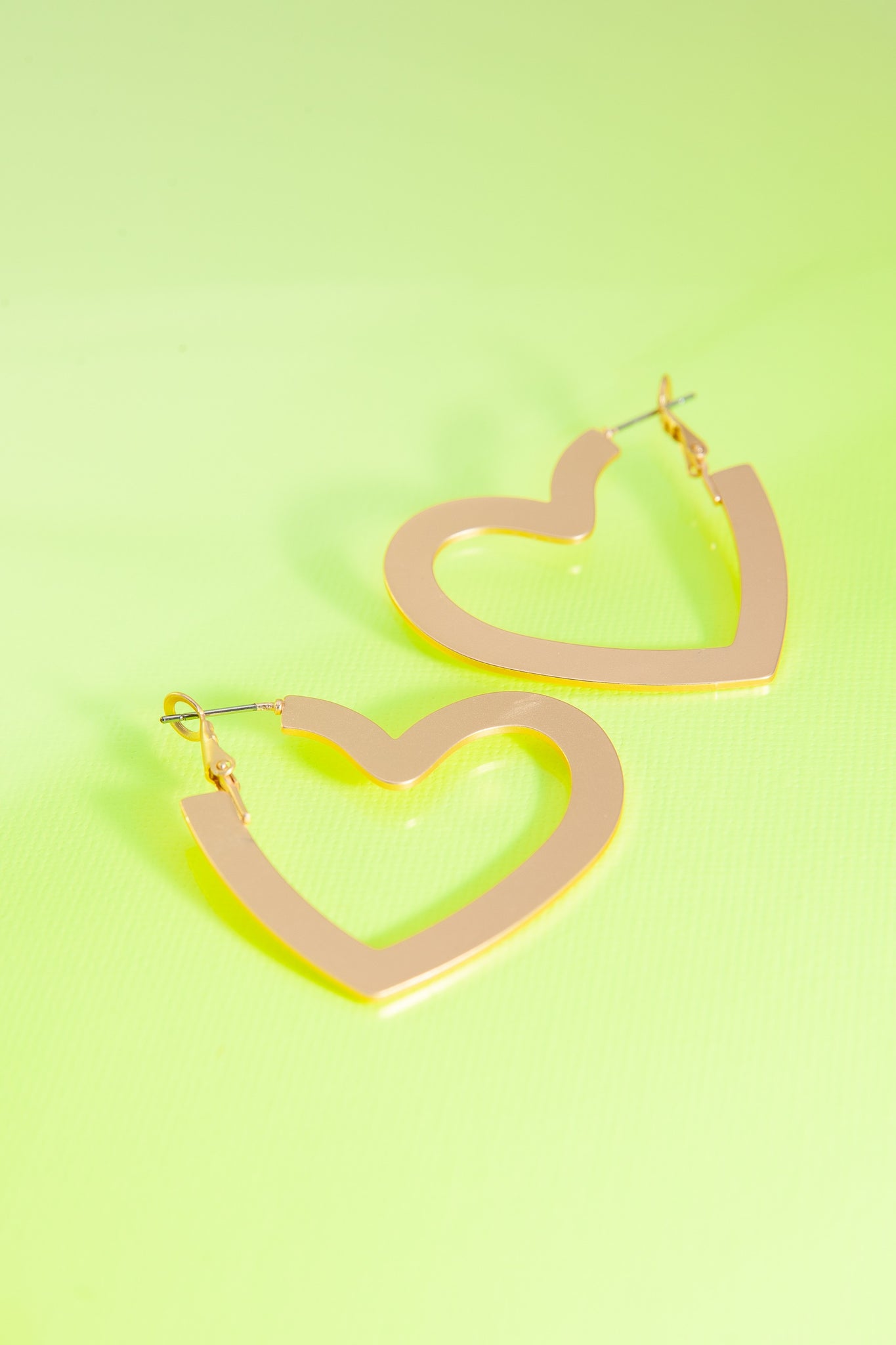 MATTE HEART HOOP EARRINGS | 80E391