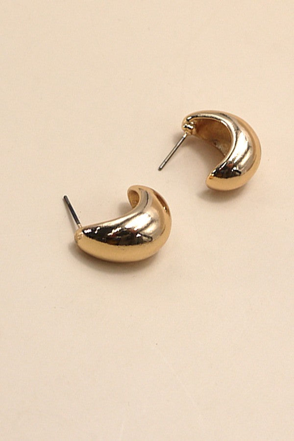 CRESCENT MOON HUGGIE HOOP EARRINGS | 10E3032472