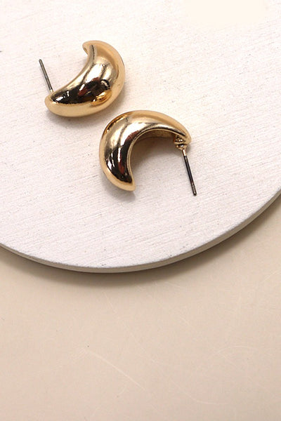 CRESCENT MOON HUGGIE HOOP EARRINGS | 10E3032472