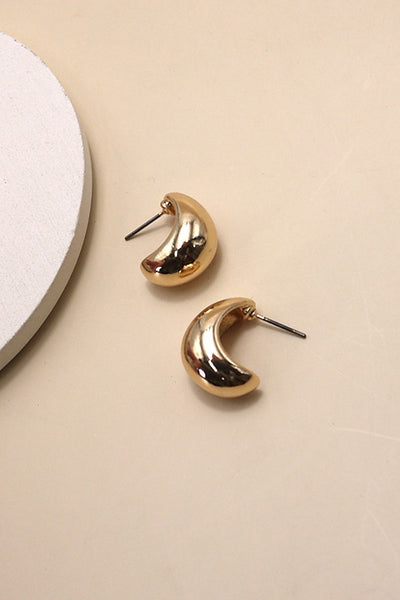 CRESCENT MOON HUGGIE HOOP EARRINGS | 10E3032472