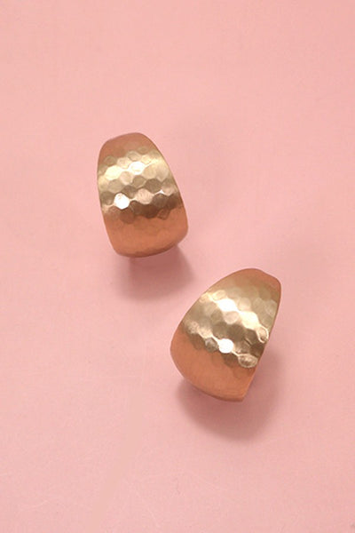 HAMMERED CHUNKY HUGGIE HOOP EARRINGS | 10E3032496