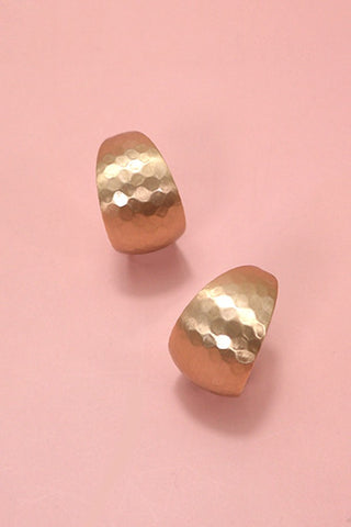 HAMMERED CHUNKY HUGGIE HOOP EARRINGS | 10E3032496