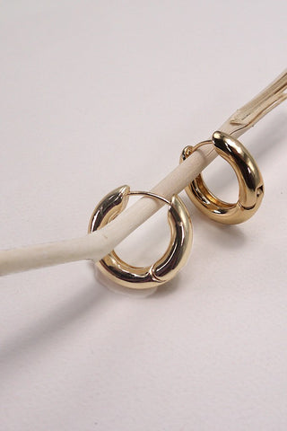 CLASSIC CHUNKY HUGGIE HOOP EARRINGS | 10E3032479