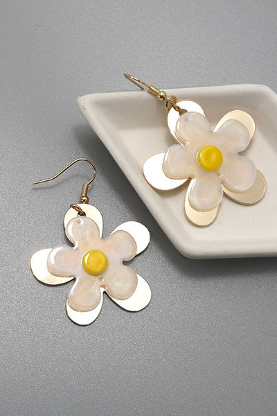 RESIN GOLD DAISY DROP EARRINGS | 80E755