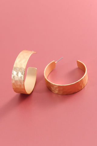 MATTE GOLD HAMMERED HOOP EARRINGS 1.5inch | 80E863