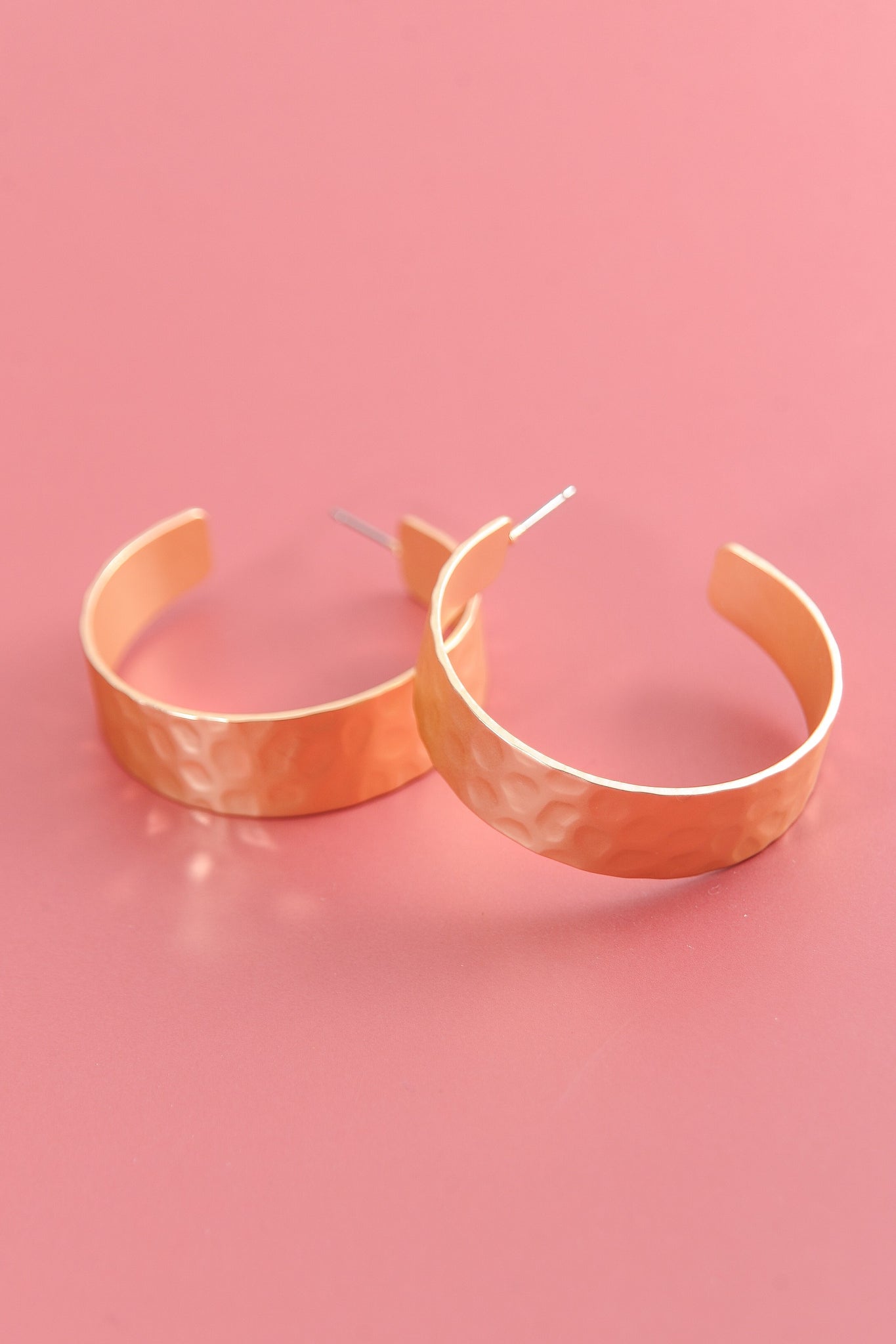 MATTE GOLD HAMMERED HOOP EARRINGS 1.5inch | 80E863