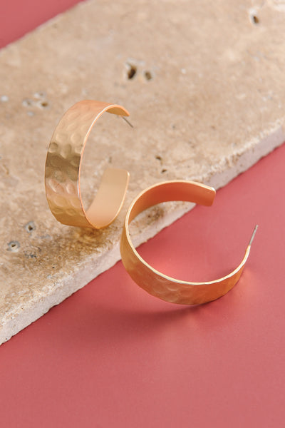 MATTE GOLD HAMMERED HOOP EARRINGS 1.5inch | 80E863