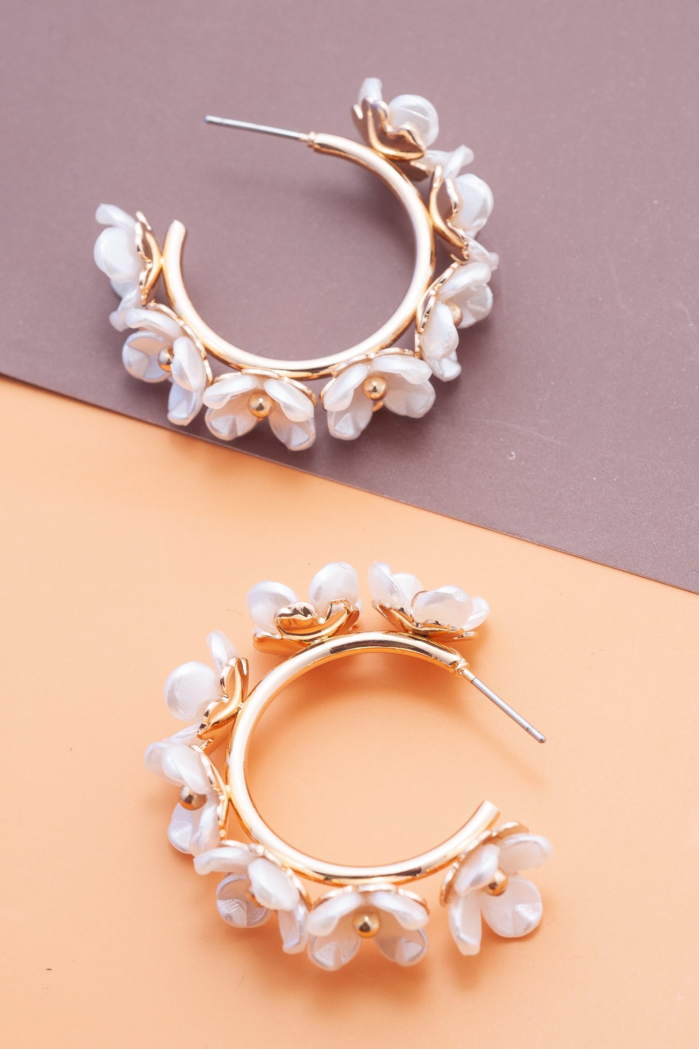 ACRYLIC PEARL FLOWER HOOP EARRINGS | 80E993