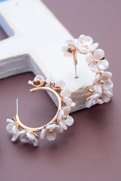 ACRYLIC PEARL FLOWER HOOP EARRINGS | 80E993