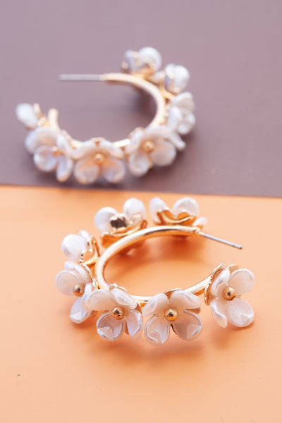 ACRYLIC PEARL FLOWER HOOP EARRINGS | 80E993