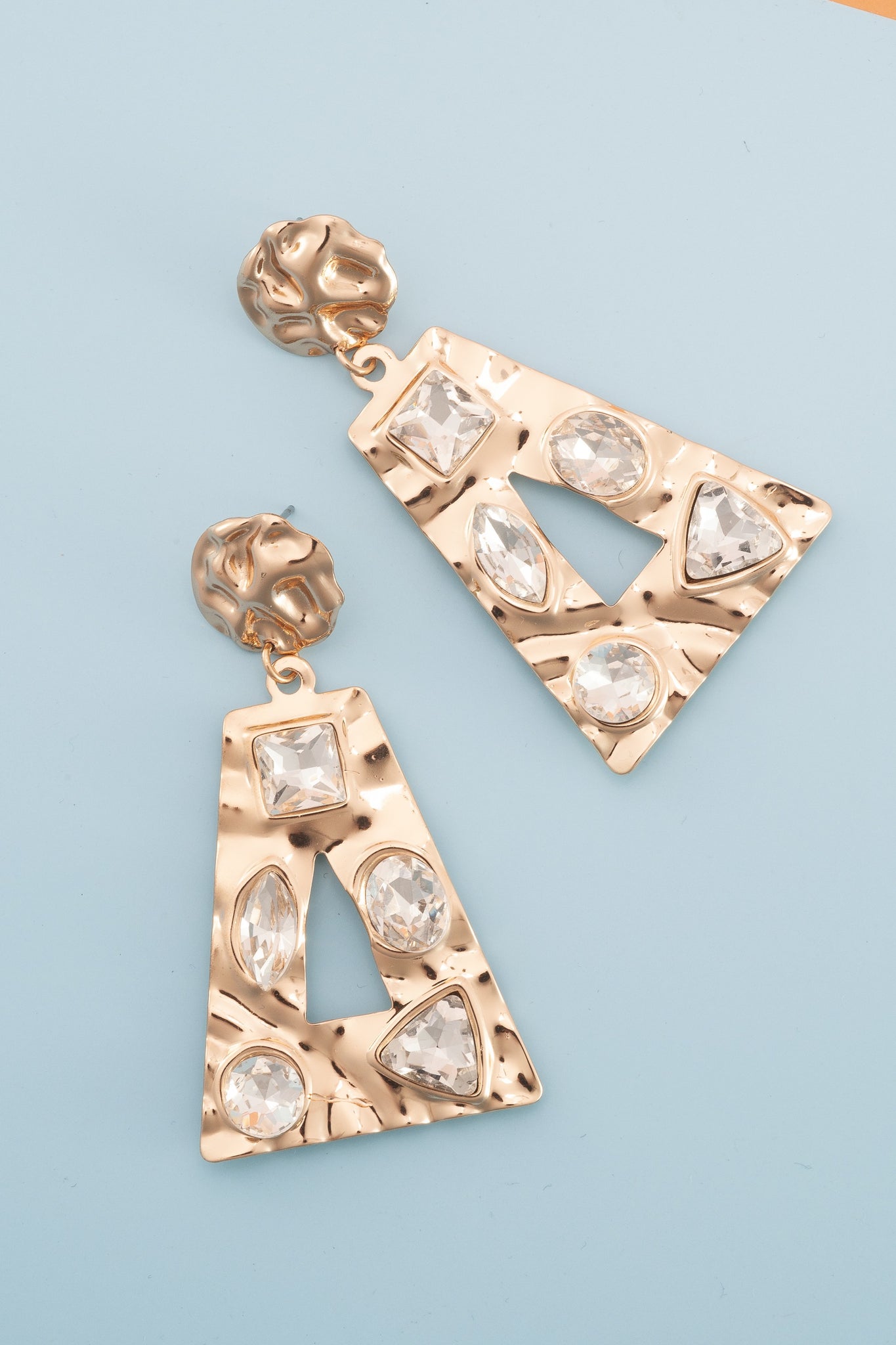 HAMMERED RHINESTONE TRAPEZOID DROP EARRING | 80E1020