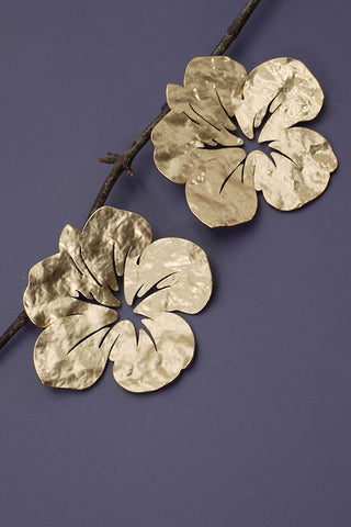 LARGE HAMMARD MATTE FLOWER EARRINGS | 80E1679