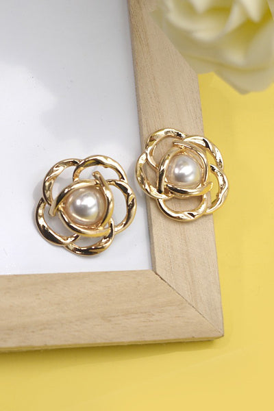 FLOWER SYLE EARRINGS WITH A PERAL IN THE MIDDLE | 80E1831