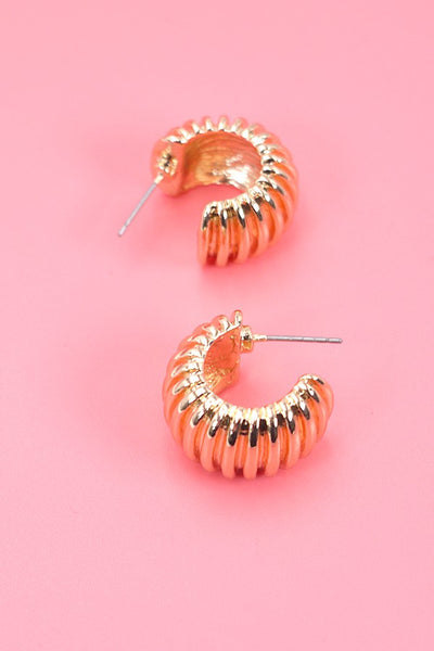 THICK GOLD CONCH SHELL HOOP EARRINGS | 31E24056