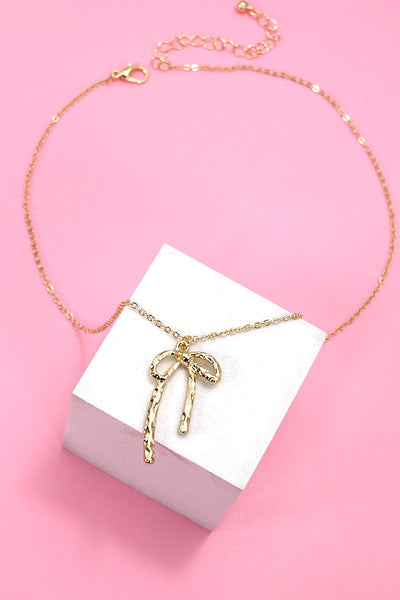 HAMMERED BOW RIBBON PENDANT NECKLACE | 80N476