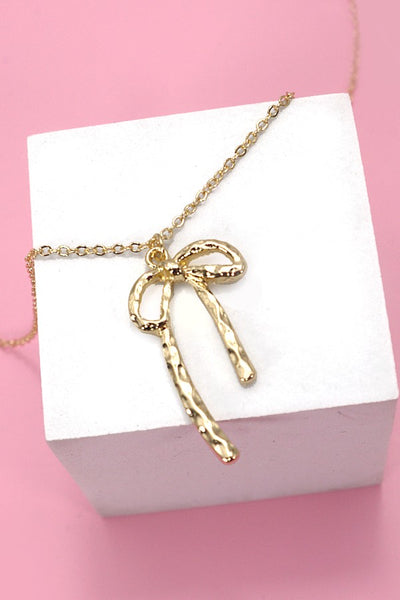 HAMMERED BOW RIBBON PENDANT NECKLACE | 80N476