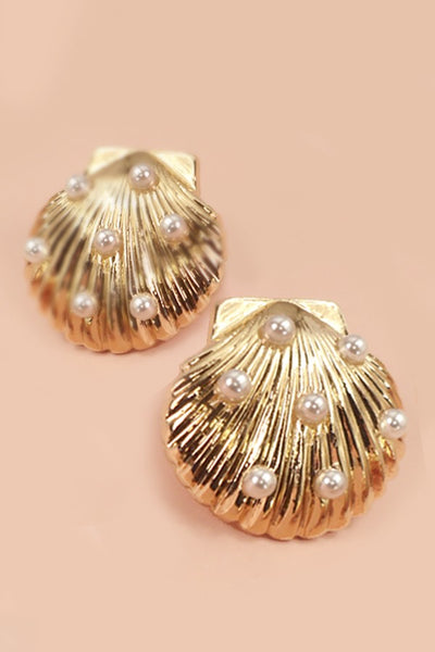 BEACH GOLD PEARL SEASHELL STUD EARRINGS | 31E24452