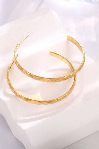 18K STAINLESS STEEL TARNISH FREE HAMMERED HOOPS | 40E302