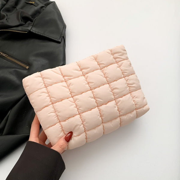 QUILTED PUFFY COSMETIC MAKEUP POUCH CLUTCH BAG | 40P538