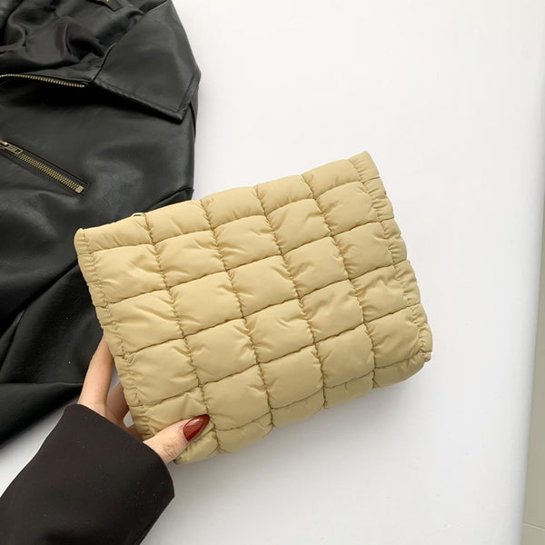 QUILTED PUFFY COSMETIC MAKEUP POUCH CLUTCH BAG | 40P538