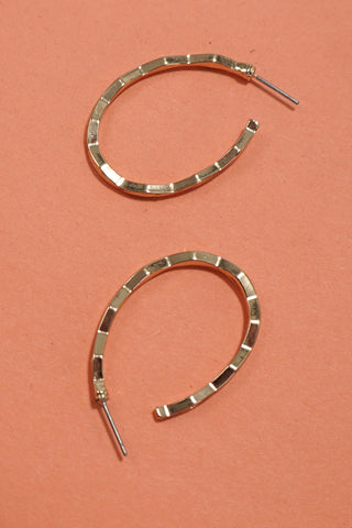 TEXTURED OVAL HOOP EARRINGS | 31E40102