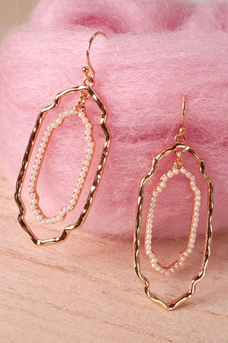 TWO OVAL SHAPE PEARL HAMMERED DROP EARRINGS | 31E40361