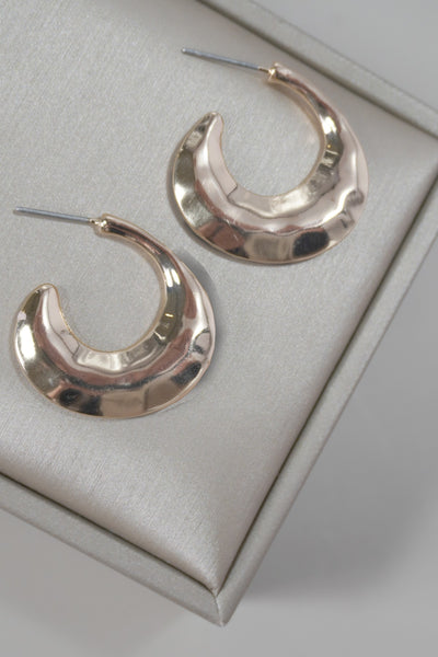 WIDE HAMMERED TITANIUM POST HOOP EARRINGS | 80E5779