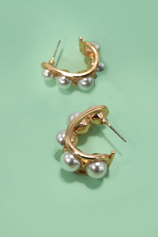 BOLD PEARL HOOP TITANIUM POST EARRINGS | 31E40466