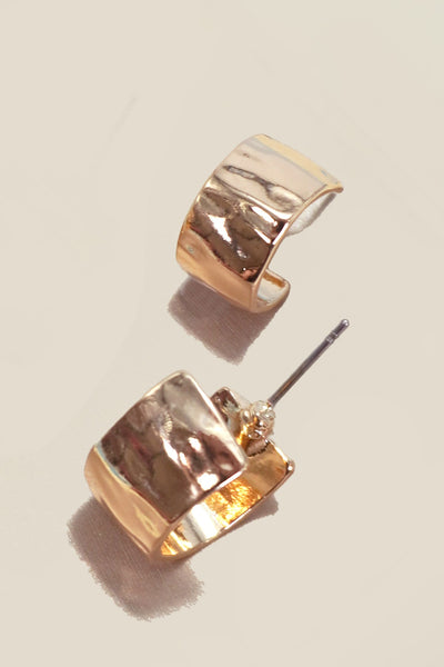 HAMMERED HUGGIE HOOP EARRINGS | 80E5891